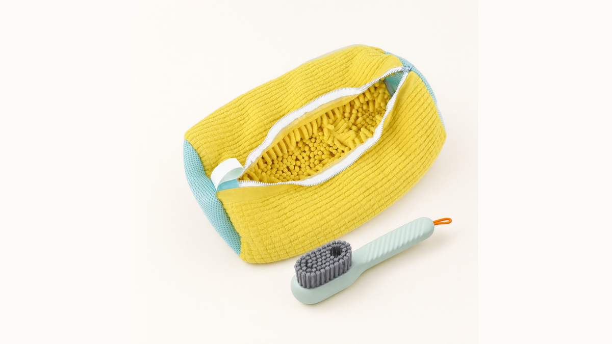 Sac de lavage LUNDRA jaune ouvert sur ses picots souples, posé à côté de la brosse de nettoyage